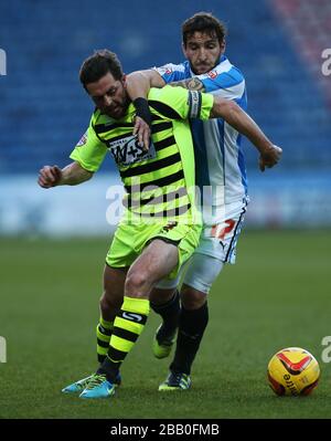 Martin Paterson von Huddersfield Town und Jamie McAllister von Yeovil Town (links) in Aktion Stockfoto