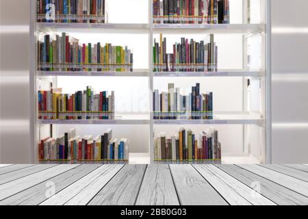 Bücher im Bücherregal im Bibliotheksraum, abstrakte Unschärfe des fokussierten Hintergrunds. Stockfoto