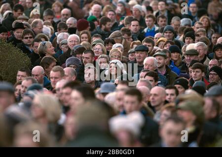 Racegoers beobachten die Aktion auf der Wetherby Racecourse Stockfoto