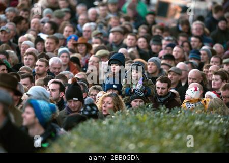 Racegoers beobachten die Aktion auf der Wetherby Racecourse Stockfoto