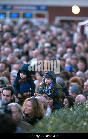 Racegoers beobachten die Aktion auf der Wetherby Racecourse Stockfoto