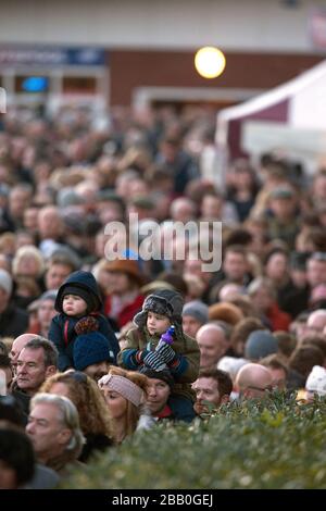 Racegoers beobachten die Aktion auf der Wetherby Racecourse Stockfoto