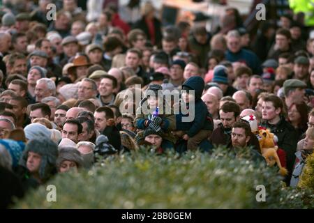 Racegoers beobachten die Aktion auf der Wetherby Racecourse Stockfoto