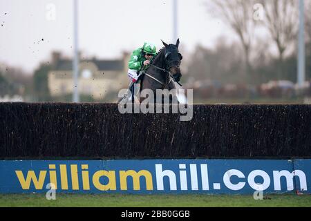 Astracad, von Sam Twiston-Davies während der williamhill.com Desert Orchid Chase geritten Stockfoto