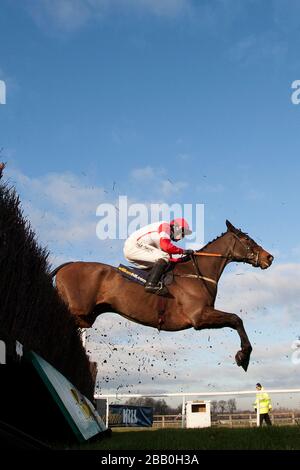 Jockey Peter Buchanan auf NUTS N Bolts während der William Hill Rowland Meyrick Handicap Chase Stockfoto