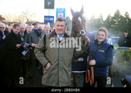 Trainer Paul Nicholls mit Silviniaco Conti im Siegergehäuse nach dem Sieg im William Hill King George VI Steeple Chase Stockfoto