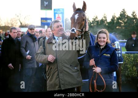 Trainer Paul Nicholls mit Silviniaco Conti im Siegergehäuse nach dem Sieg im William Hill King George VI Steeple Chase Stockfoto