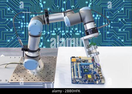 Industrieroboter, der werkseitig einen Computerchip an der Produktionslinie installiert, Regler des Roboterarms. Stockfoto