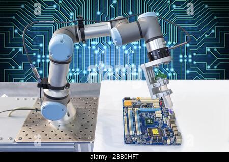 Industrieroboter, der werkseitig einen Computerchip an der Produktionslinie installiert, Regler des Roboterarms. Stockfoto