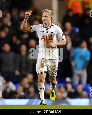 Lewis Holtby von Tottenham Hotspur feiert, nachdem er das dritte Tor seiner Seite erzielt hat Stockfoto