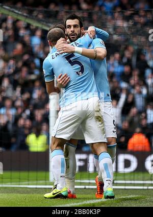 Alvaro Negredo (rechts) von Manchester City feiert mit Teamkollege Pablo Zabaleta sein zweites Tor Stockfoto