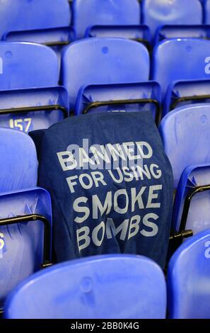 Ein Schild im Goodison Park zeigt einen Fansitz, der wegen Absetzen von Rauchbomben aus dem Stadion verbannt wurde Stockfoto