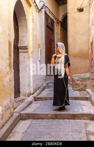 Fes, Marokko: Junge verschleierte Frau, die in der Medina spaziert Stockfoto