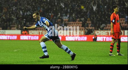 Wigan Athletisches Callum McManaman feiert, nachdem er sein drittes Tor des Spiels gegen Bolton Wanderers erzielt hatte. Stockfoto