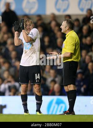 Lewis Holtby (links) von Tottenham Hotspur argumentiert mit Schiedsrichter Jon Moss Stockfoto