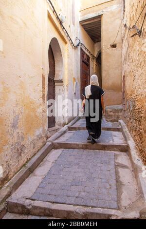 Fes, Marokko: Junge verschleierte Frau, die in der Medina spaziert Stockfoto