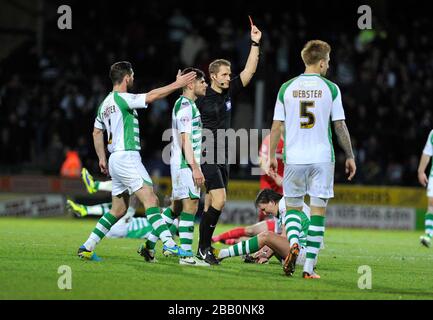 Schiedsrichter Craig Pawson zeigt eine rote Karte für Johnnie Jackson von Charton Athletic Stockfoto