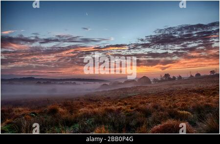 Sonnenaufgang über einem nebelgefüllten Tal Stockfoto