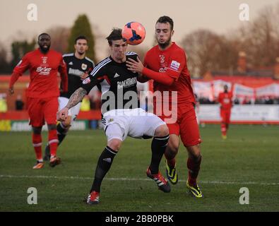 Tamworths Richard Peniket (rechts) und der Aden Flint (links) von Bristol City kämpfen um den Ball. Stockfoto