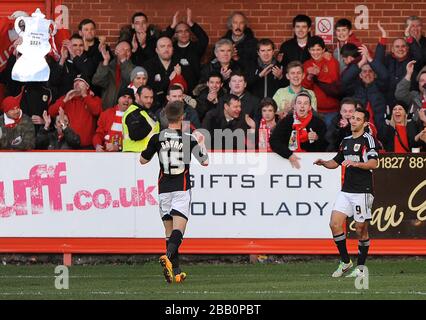 Der Sam Baldock (rechts) von Bristol City feiert mit Joe Bryan (links), nachdem er gegen Tamworth sein zweites Tor erzielt hatte. Stockfoto