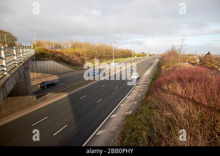 Wenig Verkehr auf dem normalerweise befahrenen Autobahnabschnitt M2 von Sandyknowes nach Belfast City, normalerweise an einem Montagmorgen 8 Uhr, ist der Verkehr zu hoch Stockfoto