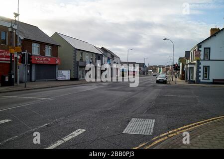 Wenige Autos im Zentrum der Stadt Glengormley an einem montagmorgen 8 Uhr normalerweise verkehrsreiche Pendlerzeit. Am Ende der ersten Woche des Lockdowns, Glengormley, Ne Stockfoto