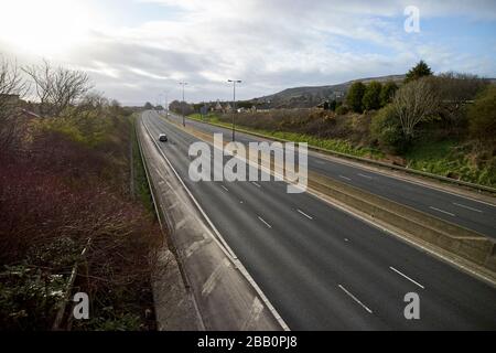 Wenig Verkehr auf dem normalerweise befahrenen Autobahnabschnitt M2 von Sandyknowes nach Belfast City, normalerweise an einem Montagmorgen 8 Uhr, ist der Verkehr zu hoch Stockfoto