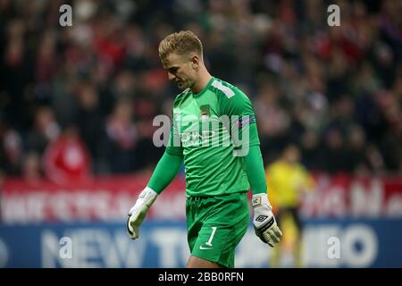 Der Torhüter Joe hart von Manchester City erscheint niedergeschlagen, nachdem Bayerns Münchens Mario Gotze (nicht im Bild) das zweite Tor seiner Mannschaft erzielt hatte Stockfoto