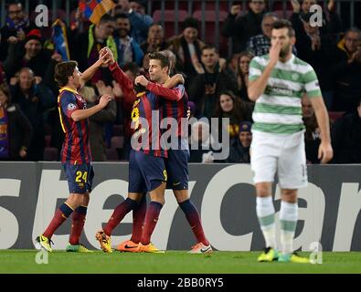 Barcelonas Gerard Pique (Center) feiert, nachdem er das Eröffnungsziel seines Teams erreicht hat Stockfoto