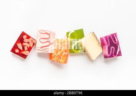 Draufsicht auf verschiedene bunte, handgefertigte Seifen. Organische Gesundheitsversorgung und Schutz. Stockfoto