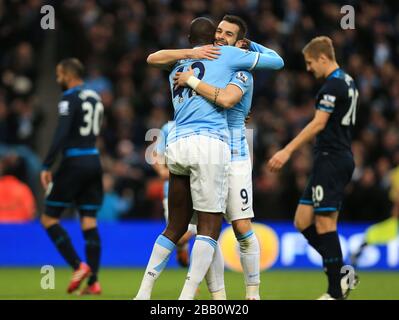 Alvaro Negredo (Mitte rechts) von Manchester City feiert mit Teamkollege Yaya Toure Stockfoto