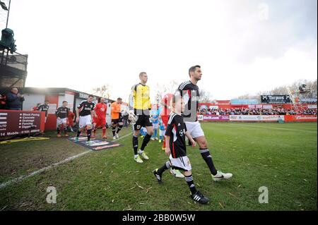 Sam Baldock (rechts) von Bristol City führt sein Team am Lamb Ground aus Stockfoto