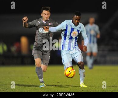 Der Kampf um den Ball von Franck Moussa (rechts) und Rotherham United gegen Lee Frecklington (links) von Coventry City. Stockfoto