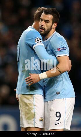 Edin Dzeko (links) von Manchester City feiert mit Teamkollege Alvaro Negredo (rechts) das vierte Tor seiner Seite. Stockfoto