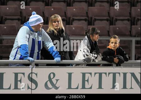Die Fans von Coventry City warten darauf, dass das Spiel auf den Tribünen beginnt Stockfoto