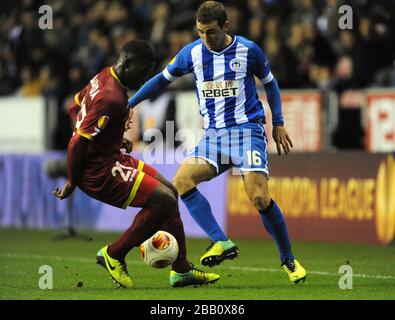 Wigan Athletisches Kampf um den Ball mit James McArthur (rechts) und Zulte-Waregem im Junior Malanda (links). Stockfoto