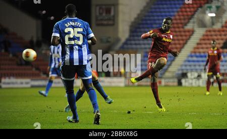 Zulte-Waregem Junior Malanda erzielt sein zweites Tor im Spiel gegen Wigan Athletic. Stockfoto