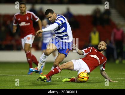 Henri Lansbury und Reading's Hal Robson-Kanu (links) von Nottingham Forest Stockfoto