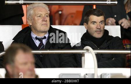 Republic of Ireland Assistenzmanager Roy Keane (rechts) beobachtet von den Ständen Stockfoto