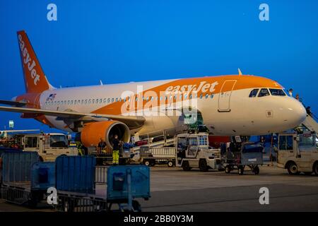 EasyJet Flugzeug auf der Landebahn Stockfoto