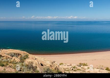 Issyk-Kul-See, leerer Sandstrand am Südufer des Sees, Kirgisistan Stockfoto