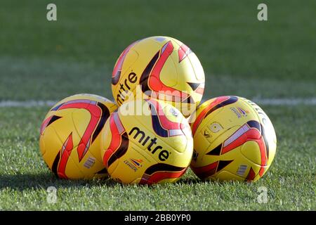 Details zu den Bällen der Winter-Miter-Spiele in Birmingham City auf dem Spielfeld vor dem Spiel Stockfoto