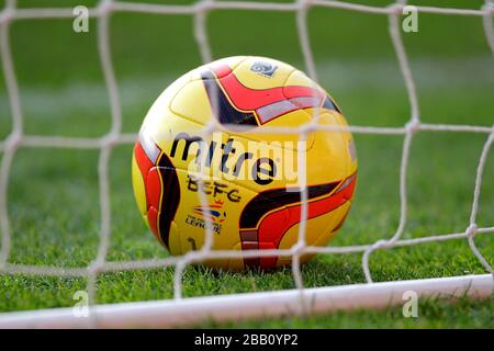 Details eines offiziellen Mitre Winterfußballs in Birmingham City im Tor vor dem Spiel Stockfoto