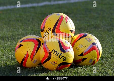 Details zu den Bällen der Winter-Miter-Spiele in Birmingham City auf dem Spielfeld vor dem Spiel Stockfoto