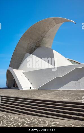 Santa Cruz, Tenera, Spanien - 29. April 2019: Auditorium von Tenera, das wie ein abstürzender Wellenstürz aufragt, der von Santiago Calatrava entworfen wurde. Stockfoto