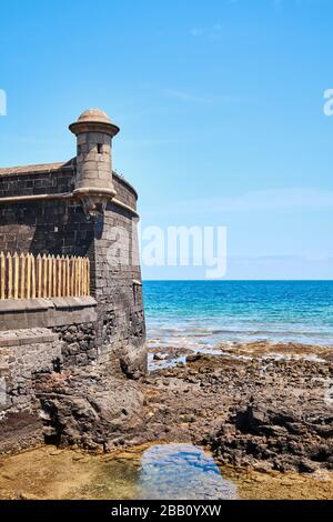 Turm des Schlosses von St. Johannes dem Täufer (Schwarze Burg) in Santa Cruz de Tena, Spanien. Stockfoto