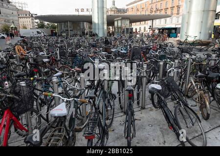 Fahrradparkplätze vor dem S-Bahnhof Nørreport, der U-Bahn und dem Hauptbahnhof in Kopenhagen, Dänemark, Europa Stockfoto