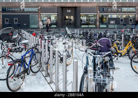 Fahrräder, die vor der Danske Bank in Kopenhagen, Dänemark, Europa geparkt wurden Stockfoto