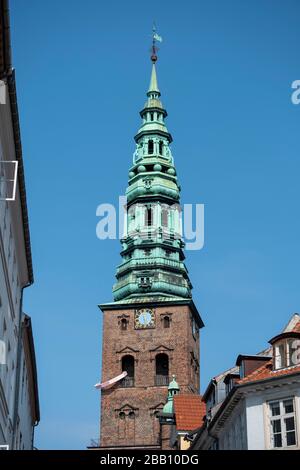 Der alte St. Nikolaus-Kirchturm mit rosafarbenem Ring "Dinge für EINEN symmetrischen Turm"-Kunstwerk im Nikolaj Contemporary Art Center in Kopenhagen, Dänemark Stockfoto