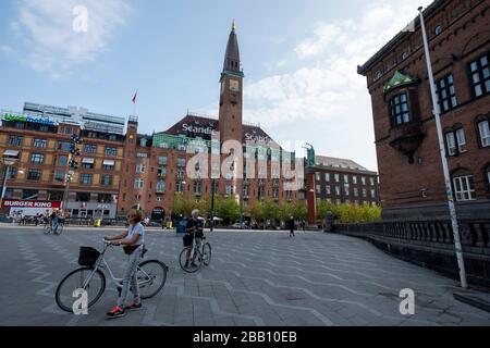 Personen mit Fahrrädern auf der Rådhuspladsen mit dem Scandic Palace Hotel im Hintergrund, Kopenhagen, Dänemark, Europa Stockfoto